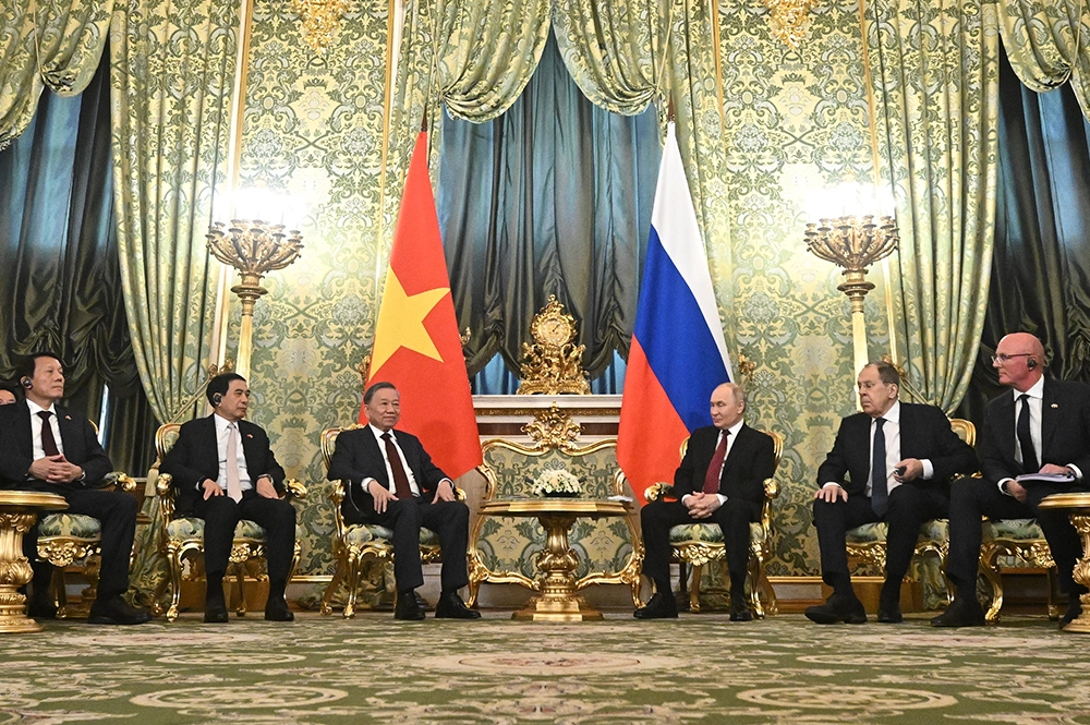 Генеральный секретарь Коммунистической партии Вьетнама (КПВ) То Лам, президент РФ Владимир Путин, министр иностранных дел РФ Сергей Лавров и заместитель председателя правительства РФ Дмитрий Чернышенко (слева направо) во время встречи.