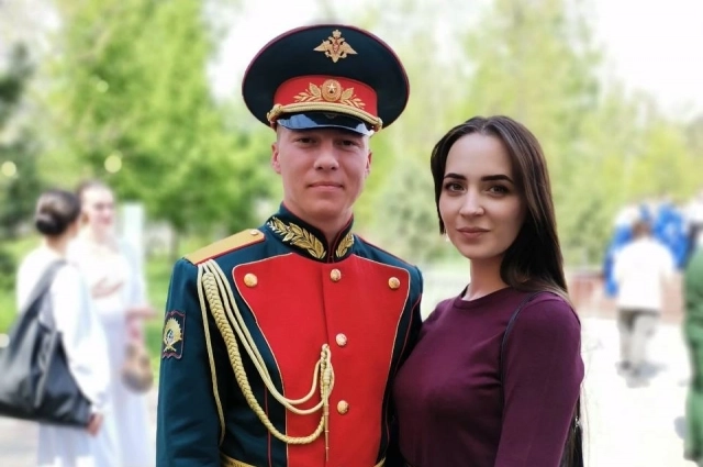 Молодые люди вместе уже 8 месяцев.