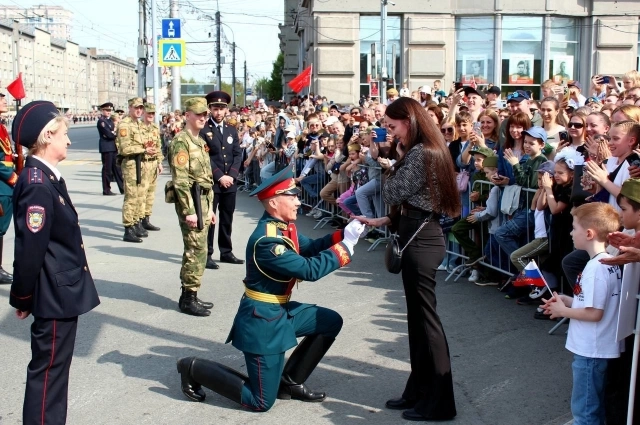 На возлюбленных смотрели тысячи новосибирцев.