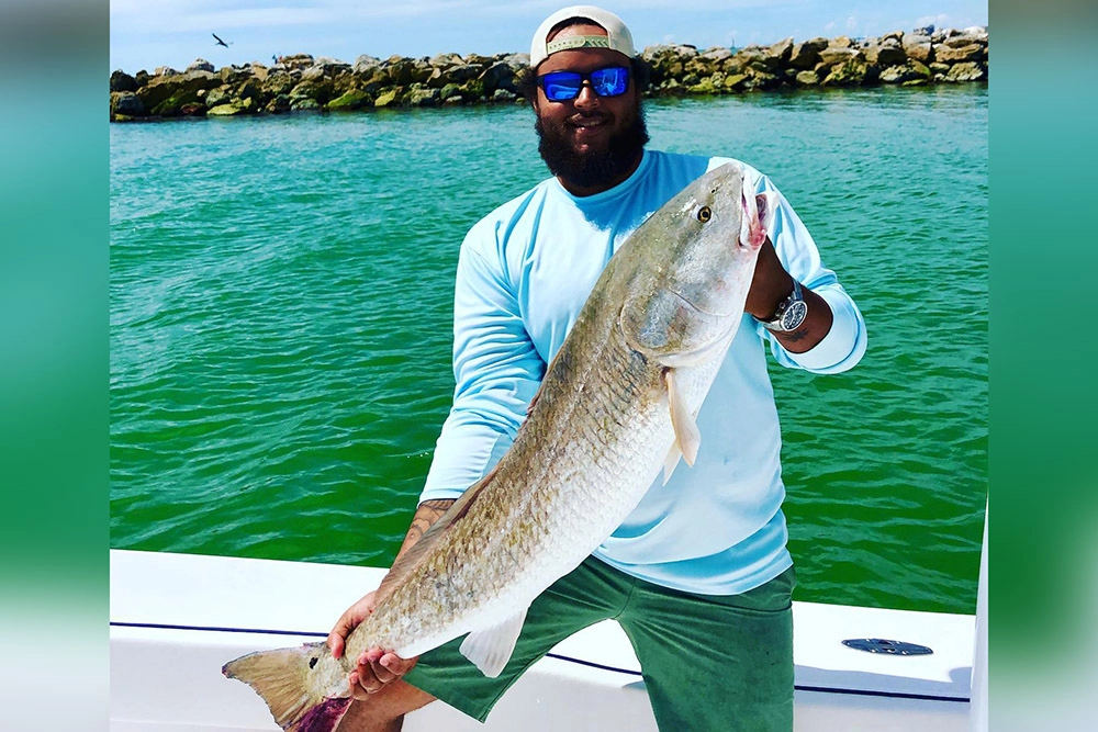 Конор Круз на рыбалке.