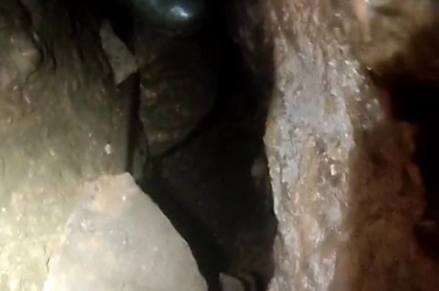 Пещера достаточно глубокая и узкая.