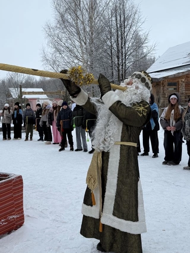 Хель Мучи и на посохе играет. 