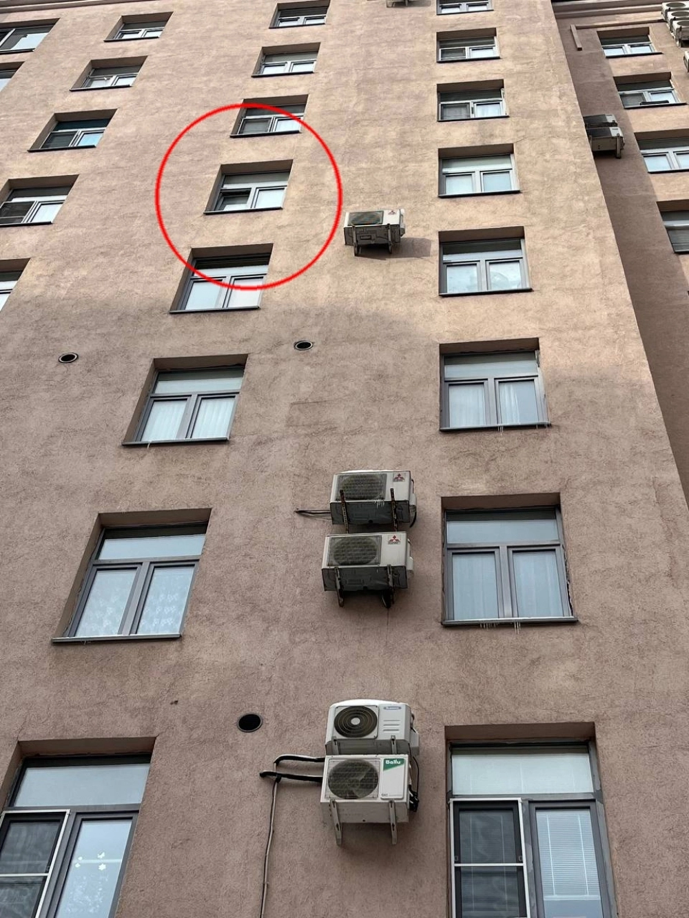 Окно, откуда выпал мальчик.