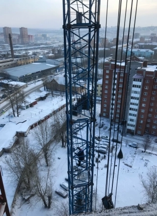 На высоту 16-ти этажного дома Анна Рябовол поднимается каждое утро