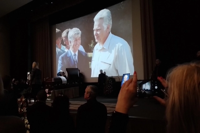 Во время церемонии были продемонстрированы фотографии из жизни политика.
