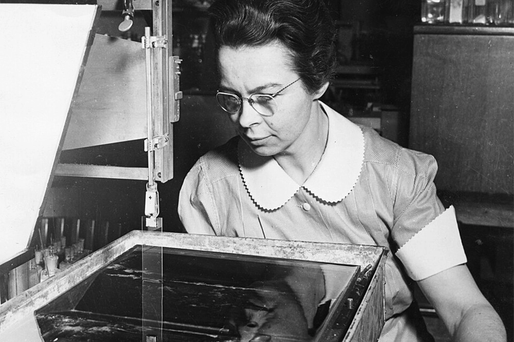Кэтрин Блоджетт в лаборатории, 1938 г.