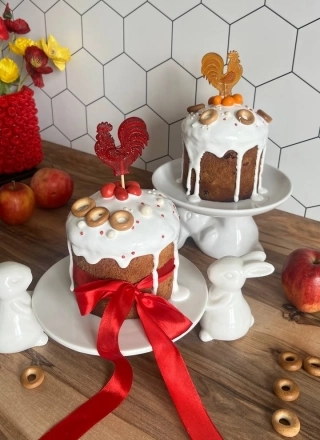 Кулич в русском стиле станец центром праздничного стола.