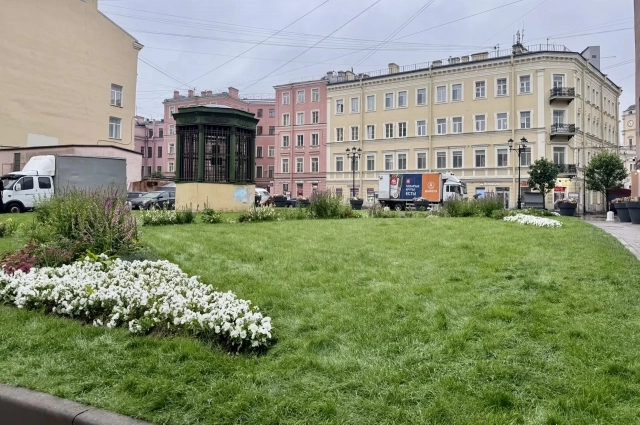 Многие никак не могут забыть, что раньше здесь была стихийная парковка.