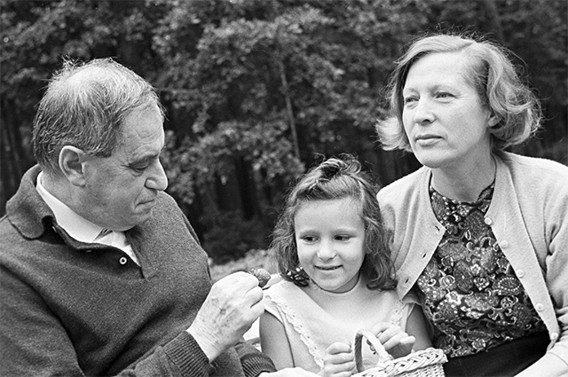 Писатель Валентин Петрович Катаев с женой Эстер (справа) и внучкой Тиной на прогулке. 1966 год.