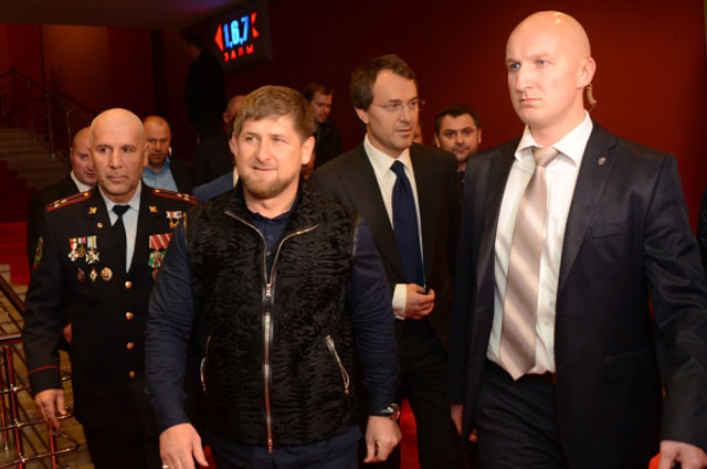 Глава Чеченской Республики Рамзан Кадыров (в центре) и бизнесмен Руслан Байсаров (второй справа) перед премьерой фильма