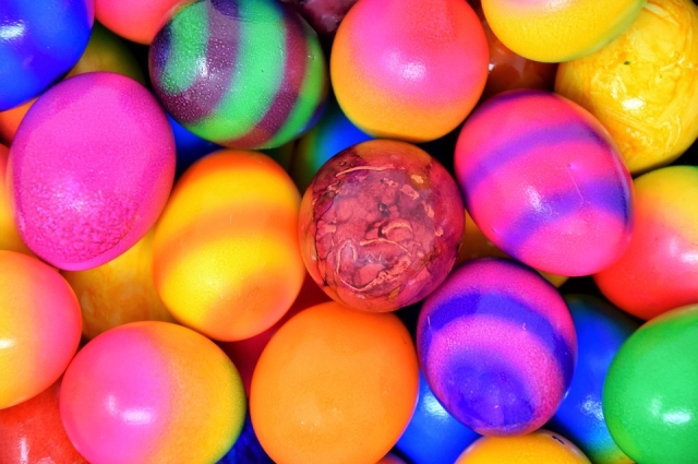 Несколько красителей сделают яйца радужными.