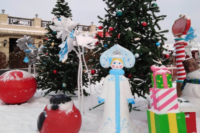 В этом году на Кремлёвской набережной появились Снегурочка со снегирями.