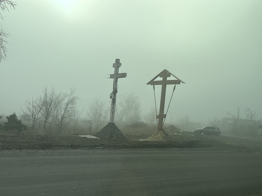 Год назад въезжающих в Мариуполь людей встречали разбитые, израненные кресты.