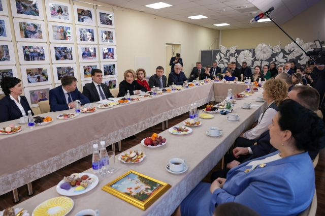 В Норильска председатель Совета Федерации Валентина Матвиенко и губернатор Михаил Котюков встретились с многодетными семьями и представителями трудовых династий.
