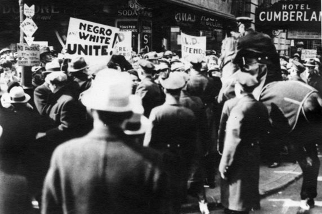 В США во время Великой депрессии люди выходили на голодные марши.