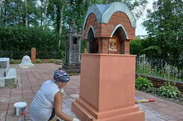 Ольга Селезнева помогает чистить старые каменные надгробия от мха, приводить в порядок территорию. Когда Ольга приходит на некрополь, всегда сначала устанавливает букет роз к колонне над могилой Андрея Баташева.