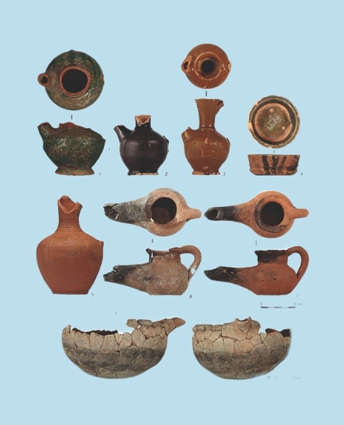 При раскопках нашли поливные чашу и кумганы, красноглиняный кувшин, светильники и кухонный сосуд.