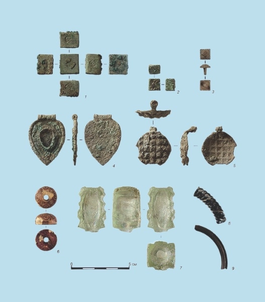 В постройках нашли медные заклёпку и подвески, костяную ворворку, стеклянные предметы, включая фрагменты браслетов.