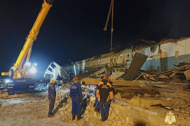 Работы на месте трагедии продолжаются, данные о погибших и пострадавших продолжают уточняться.