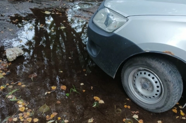 Жители боятся, что из-за потопа разрушится тротуар.