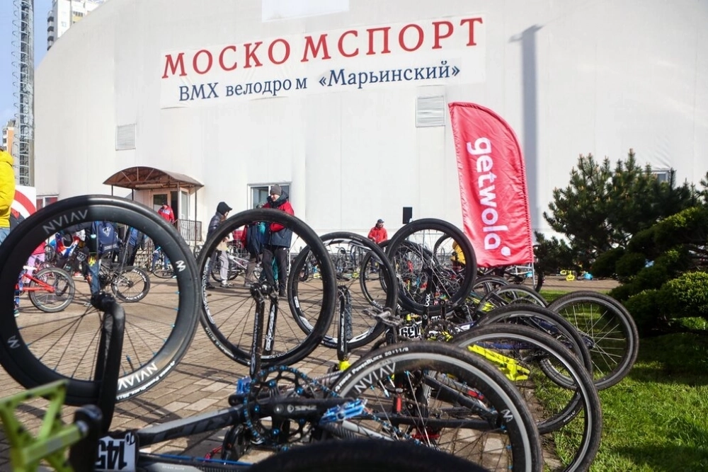 Гонки на BMX в Москве: захватывающие моменты на крутых виражах