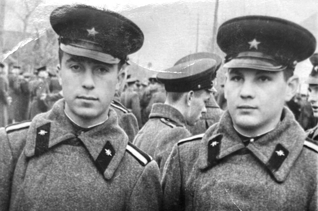 Ихиль Давидович с сослуживцем.