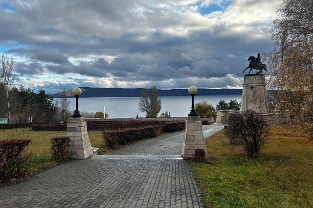 Около памятника Татищеву часто бывает малолюдно.