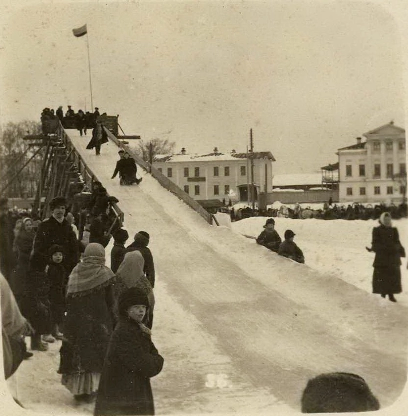 Катание с горки было самым доступным новогодним развлечением
