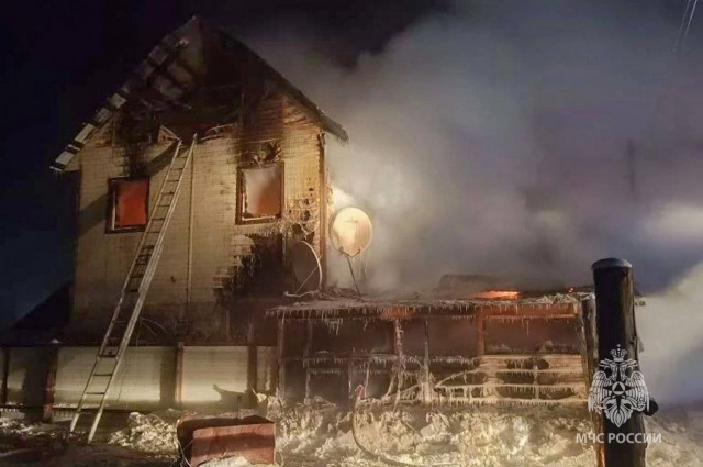 Пожар начался рано утром.