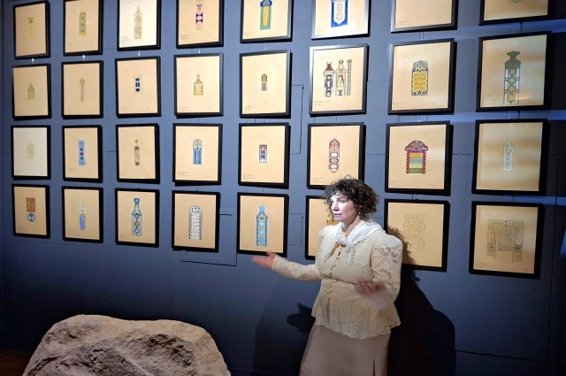В зале Смерть представлены 96 акварелей Вячеслава Морковина, который в 1940-е годы зарисовал надгробные памятники в Дагестане. Работы прибыли из Музея Востока. 