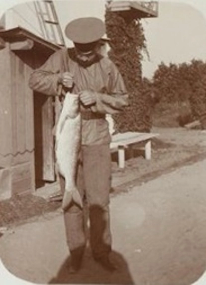 С рыбой — 1906 год.