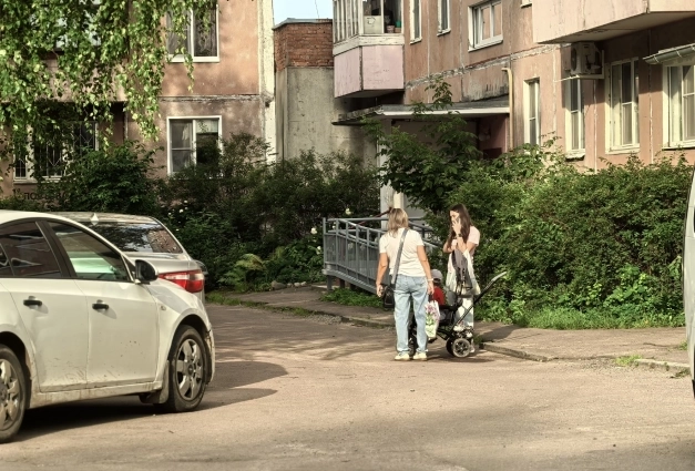 Во дворах много мамочек с колясками.