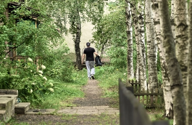 Он живет в этом переулке.