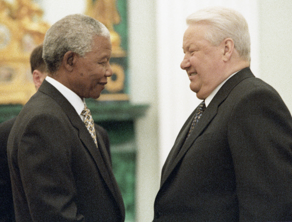 Президенты ЮАР И РФ Нельсон Мандела (слева) и Борис Ельцин (справа) во время встречи в Кремле, 1999 год