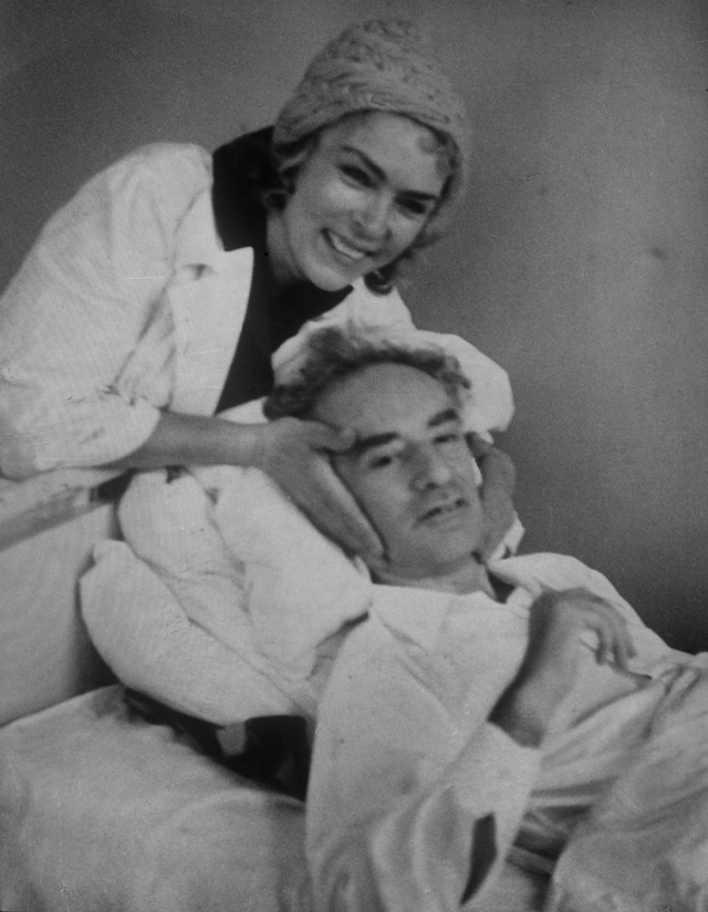 Лев Ландау с женой Конкордией в больнице. Фотокопия. 1962 год.