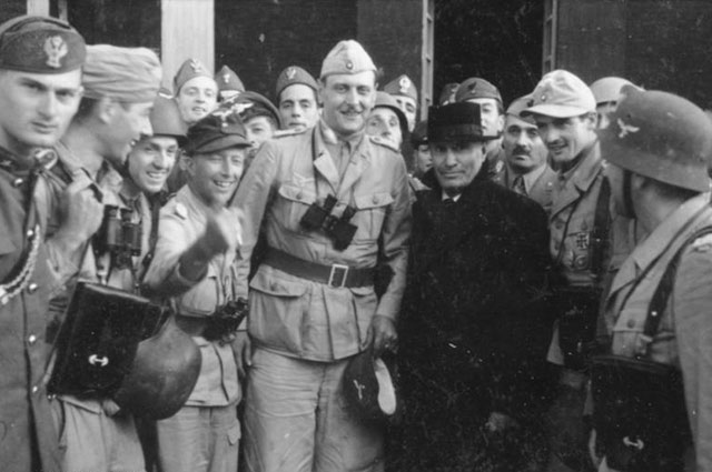 Отто Скорцени с освобожденным Бенито Муссолини. 12 сентября 1943 года.