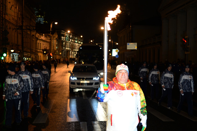 Шаварш Карапетян во время эстафеты Олимпийского огня в Москве, 2013 г.