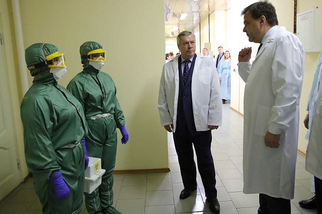   А это современные костюмы защиты, которые показали губернатору в одном из медцентров Ростова-на-Дону.