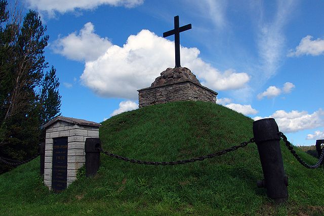 Памятник русским воинам, погибшим в бою 1700 г. в Нарве (Эстония).