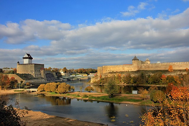 Нарвский замок (Эстония) и Ивангородская крепость (Россия) на двух берегах реки Нрава.