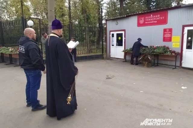 Стихийный мемориал у ПГНИУ на следующий день после трагедии.