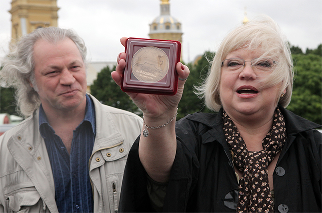Актриса Светлана Крючкова с мужем Юрием Векслером и именной медалью за выстрел из пушки в Петропавловской крепости. 2010 год.