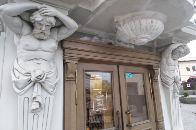 В 1902 году появился балкон, который поддерживают две фигуры атлантов. В Казани это единственные атланты. 