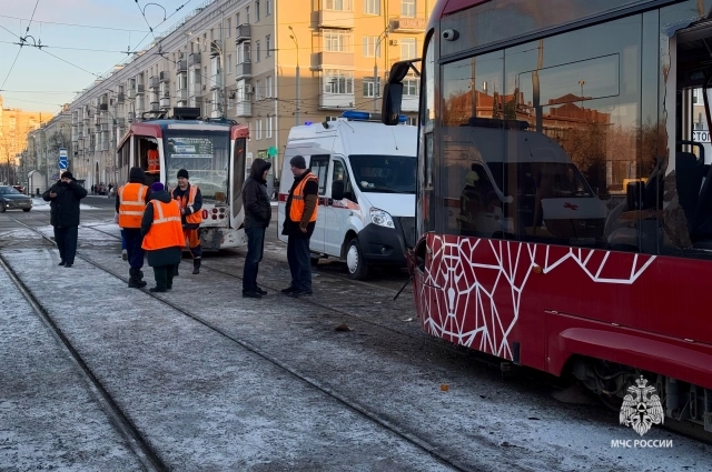 Сотрудники оперативных служб на месте ДТП с трамваями в Перми