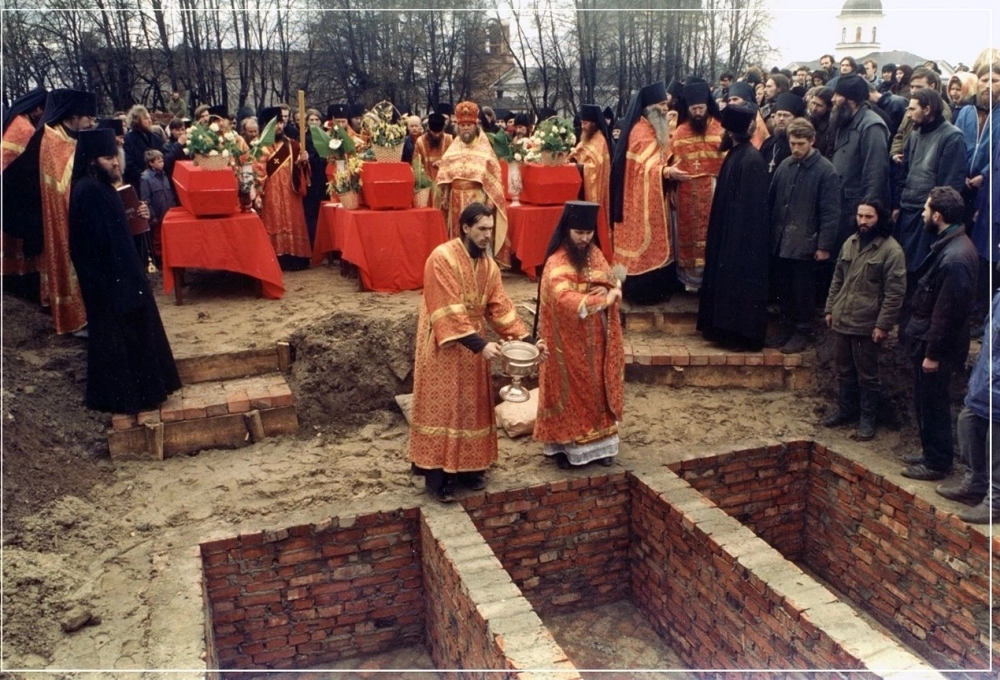 Погребение монахов в 1993 году.
