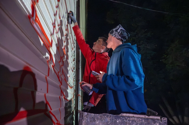 Ночь, улица, фонарь, Демидовы. В Бисерти художники создают историчный мурал