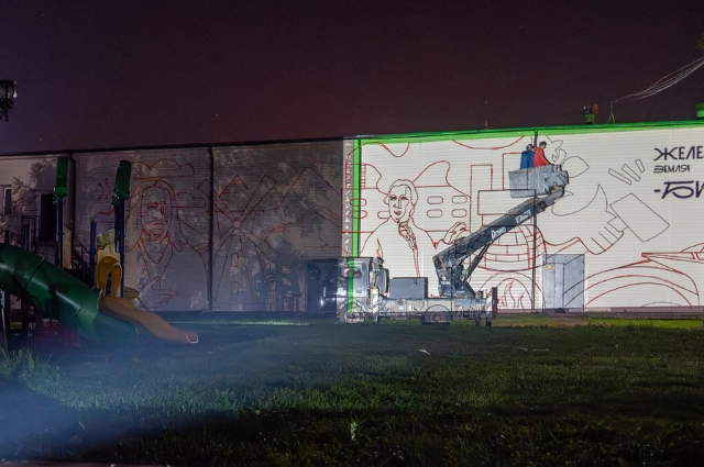 Ночь, улица, фонарь, Демидовы. В Бисерти художники создают историчный мурал