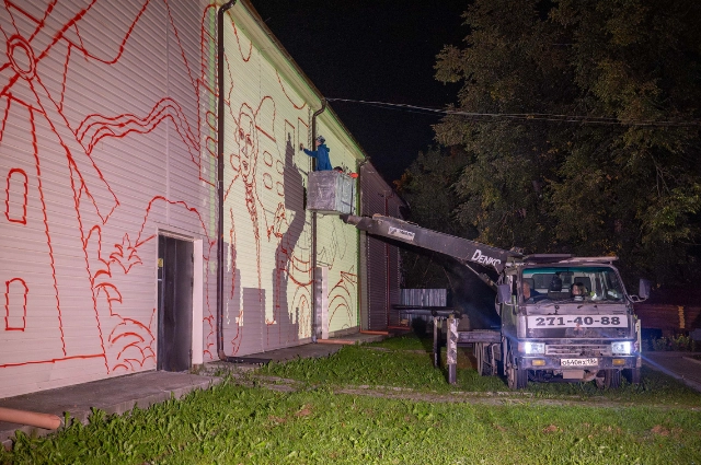 Ночь, улица, фонарь, Демидовы. В Бисерти художники создают историчный мурал