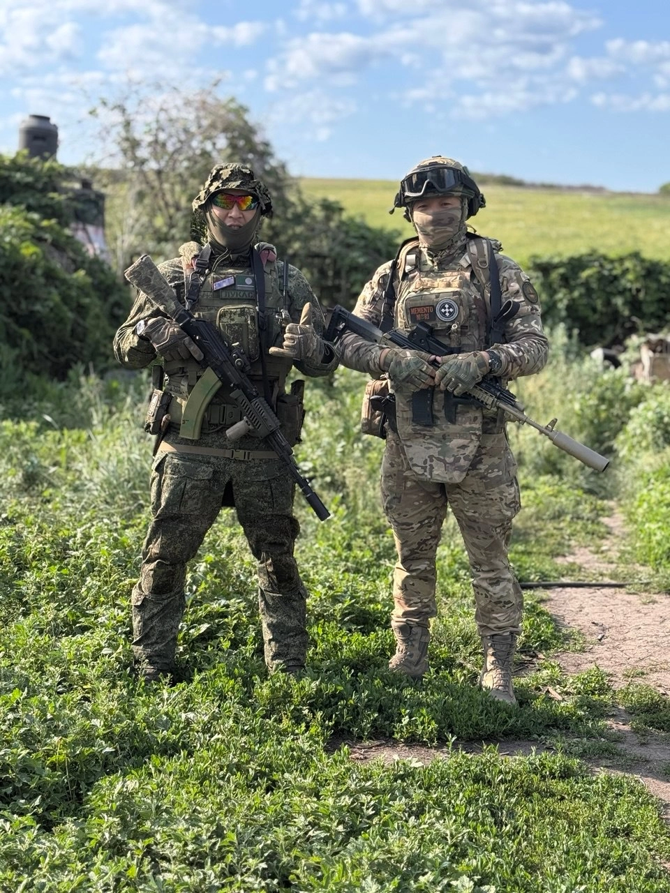 Боец из Якутии с позывным Аржак (слева). 