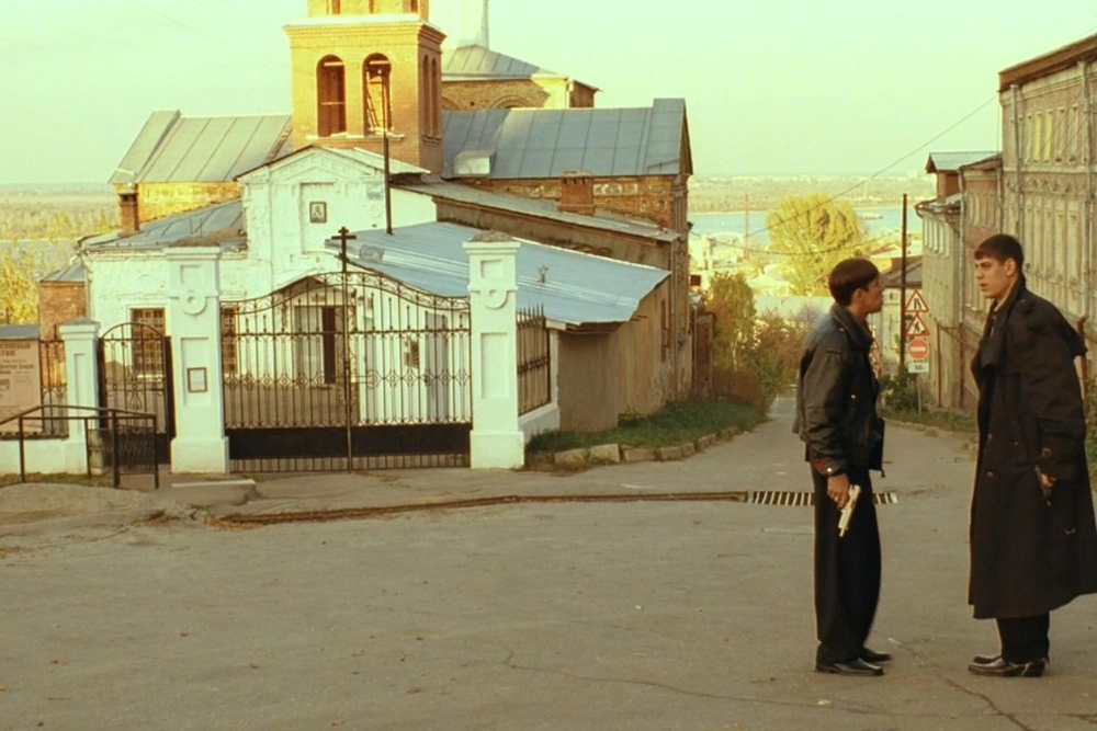 Верующий преступник Серега, которого сыграл Алексей Панин, крестится каждый раз, когда видит храм.